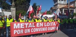 Concentración de delegados do Metal ante a sede de Asime en Vigo.