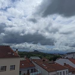 Xornada de nubes e claros en Santiago de Compostela, con chuvascos intermitentes / Europa Press