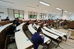 Varios estudantes esperan para facer un exame nunha aula da Facultade de Psicoloxía da Universidade de Santiago de Compostela / César Arxina - Europa Press