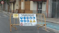 Cartel obras en Monforte en catalán / PP Monforte