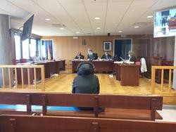 O acusado sentado no banco durante a vista / Europa Press
