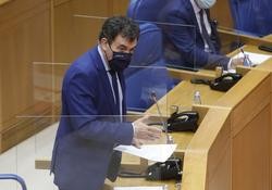 O conselleiro de Eduación, Cultura e Universidades, Román Rodríguez, no Parlamento de Galicia. XUNTA