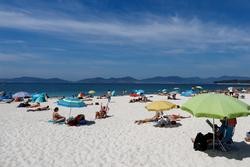 Varias persoas báñanse e toman o sol na praia de Ou Vao, en Vigo, Pontevedra. Marta Vázquez Rodríguez - Europa Press / Europa Press