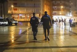 Dous axentes de Policía Local pasean polo porto de Sanxenxo para informar en cada un dos locais de lecer nocturno sobre as novas medidas Covid, a 3 de xullo de 2021 / Marta Vázquez Rodríguez - Europa Press.