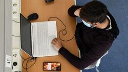 Estudante cun teléfono móbil e un ordenador/Santi Alvite