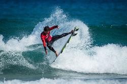 O surfeiro brasileiro Deivid Silva na praia de Pantín (A Coruña). DAMIEN POULLENOT - Arquivo