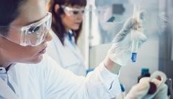 Arquivo - Investigadoras nun laboratorio. FARMAINDUSTRIA - Arquivo / Europa Press
