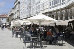 Varias persoas na terraza dun bar na  Coruña / M. Dylan - Europa Press 