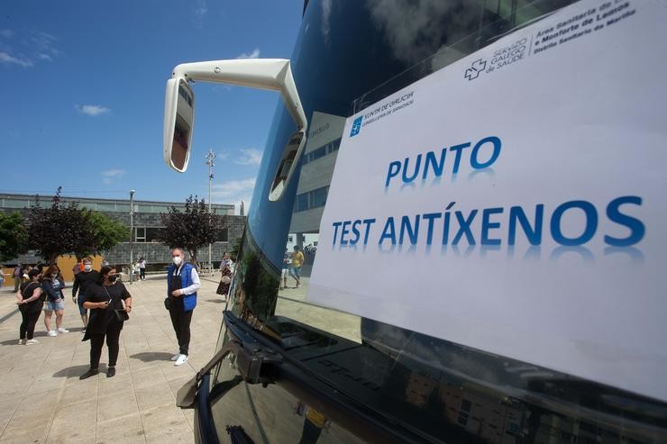 Un autobús onde realizan test de antígenos na Mariña (Lugo), en xullo de 2021.. Carlos Castro - Europa Press / Europa Press