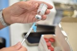 Preparación dose de vacina Moderna contra a Covid-19 / JAVI CARRIÓN - EUROPA PRESS.