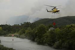 Un helicóptero forestal traballa nas tarefas de extinción de incendios dun lume no municipio de Ribas de Sil, na parroquia homónima, moi próxima a Rairos, a 6 de setembro de 2021, en Ribas de Sil, Lugo, Galicia (España). Este novo incendio, e. Rosa Veiga - Europa Press