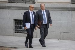 O expresidente do Banco Popular Anxo Ron e o seu avogado José Antonio Choclán á súa chegada a sede da Audiencia Nacional o pasado outubro / Alejandro Martínez Vélez