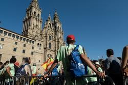 Un mozo apoiado nun valo durante a inauguración e acto de acollida da peregrinación europea de mozas 2022, no Obradoiro  / César Arxina