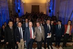 O exalcalde da Coruña, Francisco Vázquez (5d), o exministro do Interior Jaime Mayor Oreja (4d), e a política vasca María San Gil (3d) no acto de presentación da organización NEOS no parador do Hostal dous Reis Católicos, en Santiago / César Argina - Europa Press / Europa Press