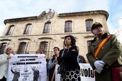 O actor Fernando Morán e a actriz Isabel Risco encarnan a Franco e a Carmen Polo no III Marcha Cívica pola Devolución dá Casa Cornide, na praza de María Pita.. M. Dylan - Europa Press / Europa Press