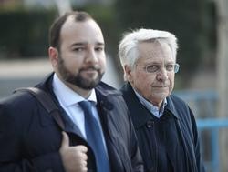 O expresidente de Caixanova, Julio Fernández Gayoso (d), chega á  Audiencia Nacional onde se inicia o xuízo contra catro exdirectivos da antiga Caixanova, entre eles el, por presuntas operacións inmobiliarias irregulares / Eduardo Parra