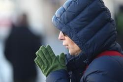 Unha muller frega as mans polo frío / Arquivo