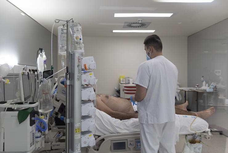 Un sanitario ao redor dun paciente ingresado na UCI.. Eduardo Parra - Europa Press / Europa Press