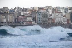 Ondada nas praias de Riazor e Orzán, na Coruña / M. Dylan - Arquivo