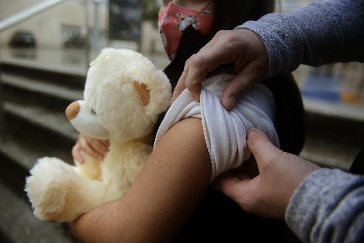 Unha nena prepárase para ser vacinada contra a Covid no recinto feiral de Expourense. Rosa Veiga - Europa Press