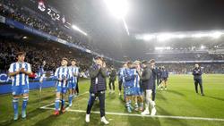 Os xogadores do Depor dando á volta de honra aplaudindo aos afeccionados despois de quedar eliminados na quenda de penaltis/ Diario As