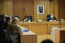 A presunta asasina da súa filla Desirée Leal, Ana Sandamil (i), sentada na Audiencia Provincial de Lugo.. Carlos Castro - Europa Press