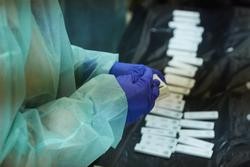 Unha enfermeira abre un test de antígeno para realizarlle a proba a un costalero durante o primeiro ensaio de costaleros da Irmandade do Baratillo, con medidas covid-19, preparatorio á Semana Santa de 2022, a 2 de febreiro de 2022 en Sevilla (Andalucí. Joaquin Corchero - Europa Press