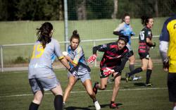 Imaxe dunhas rapazas xogando ao fútbol gaélico / Gaélico Galego