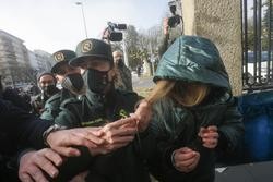 A presunta asasina da súa filla Desirée Leal, Ana Sandamil (c), á súa chegada ao primeiro día do xuízo polo crime, na Audiencia Provincial de Lugo, a 7 de febreiro de 2022, en Lugo, Galicia (España). O crime tivo lugar na localidade de Muimenta, en. Carlos Castro - Europa Press / Europa Press