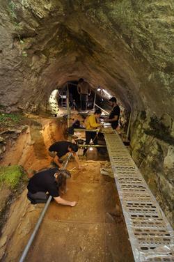 Excavación na Cova Eirós /USC