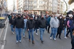 Manifestantes participan nunha marcha tras a morte dun traballador na refinaría de Repsol na Coruña / M. Dylan - Europa Press.