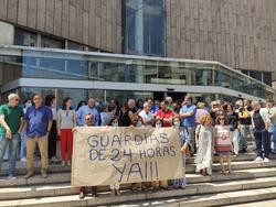 Concentración de funcionarios de Xulgados de Instrución, Imelga e Fiscalía para pedir o cambio na prestación do servizo de garda semanal polo de 24 horas, ante o edificio dos Novos Xulgados, na Coruña / Europa Press