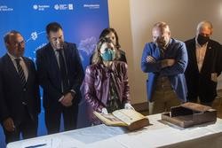 O Libro das Horas de Fernando I chega á sede de Afundación en Santiago.. CONCHI PAZ / Europa Press