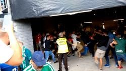 Incidentes entre os afecionados do Racing de Ferrol e do Nastic de Tarragona en Balaídos / Youtube