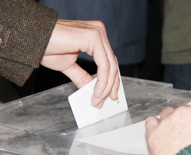 Votación en urna nunhas eleccións / Arquivo