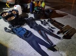 Os obxectos comisados polo Servizo Marítimo da Garda Civil da Coruña no porto de Cabo dá Cruz, en Boiro.. GARDA CIVIL / Europa Press