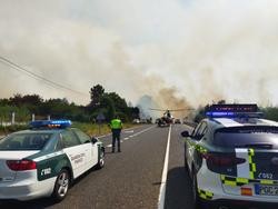 Un incendio rexistrado en Vilamarín obriga a cortar a N-540, ao seu paso pola localidade. GARDA CIVIL / Europa Press