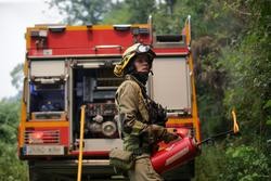 Axente das Brigadas de Reforzo en Incendios Forestais (BRIF) realiza labores de extinción durante un incendio. Carlos Castro - Europa Press