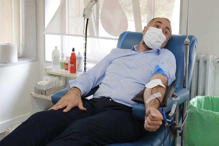 O conselleiro de sanidade, Julio García Comesaña, doa sangue no Hospital Nicolás Pena, en Vigo.. XUNTA / Europa Press