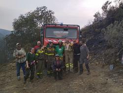 Voluntarios xunto cun conductor de motobombas na zona alta do Courel / Sechu Sende