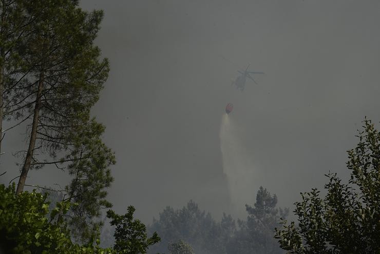 Un helicóptero traballa na extinción dun incendio forestal / Rosa Veiga - Europa Press 