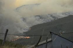 Vista das chamas do incendio forestal, a 10 de agosto de 2022, en Laza, Ourense / Rosa Veiga - Europa Press.
