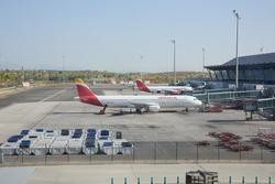 Dous avións de Iberia no aeroporto Adolfo Suárez Madrid-Barajas, a 12 de agosto de 2022, en Madrid  / Jesús Hellín - Europa Press