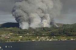 Vista do incendio desde Sampaio, alén do río, a 27 de xullo de 2022, en Castrelo de Miño / Rosa Veiga - Arquivo