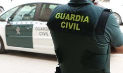 Arquivo - Un axente da Garda Civil, de costas, xunto a un vehículo oficial. GARDA CIVIL - Arquivo
