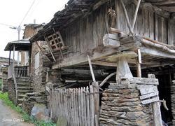 Hórreo e casas tradicionais na aldea de Vilarxubín, unha das poucas aldeas galegas que conserva a etnografía tradicional / Sonia García-eiradepedra.blogspot.com