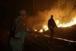 Veciños colaboran nos labores de extinción do incendio, a 12 de outubro de 2023, en Vidal, Trabada, Lugo / Carlos Castro - Arquivo