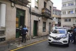 Un vehículo e un axente da Policía Local de Vigo / Javier Vázquez - Arquivo