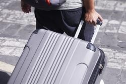 Detalle dunha turista tirando dunha maleta / Joaquin Corchero - Europa Press 