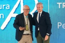 O arquitecto Pedro de Chairo e o presidente da Xunta, Alfonso Rueda, nos Premios de Arquitectura de Galicia 2023. DAVID CABEZON @ XUNTA / Europa Press